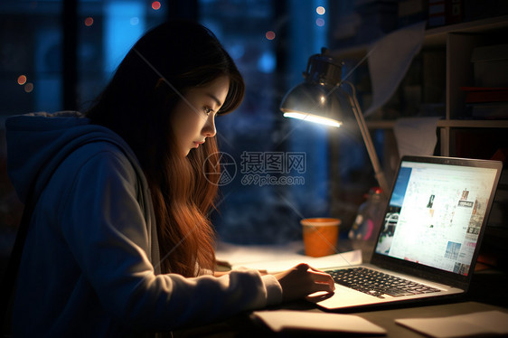 夜间学习的女大学生图片