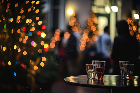 圣诞节酒吧圣诞树前的酒桌背景
