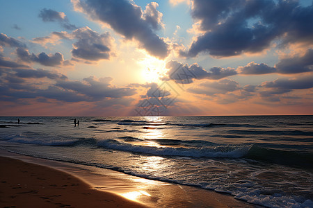 夕阳余晖映照着海洋图片