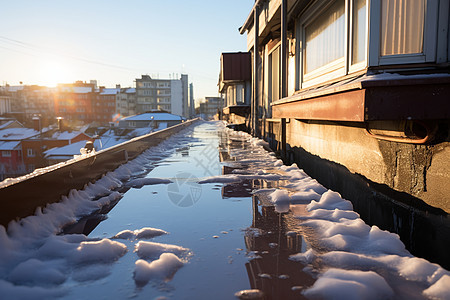 阳光照耀下的冬日城市景观图片