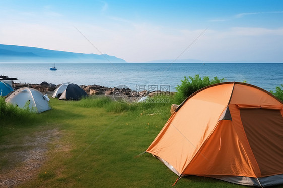 草地边的旅游帐篷图片