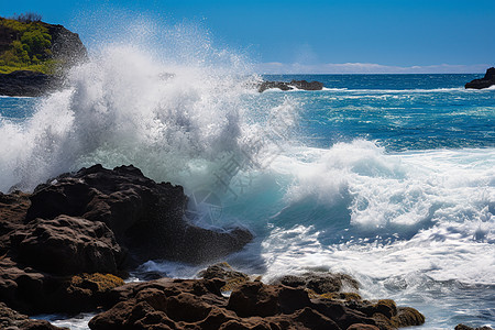 海浪在岩石海岸上翻滚图片