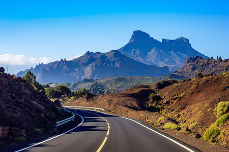 蓝天白云下的山岛公路背景图片