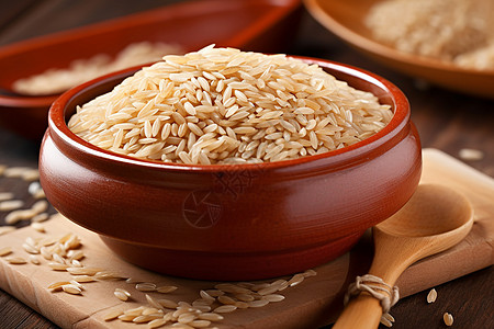瓷碗中的谷物糙米图片