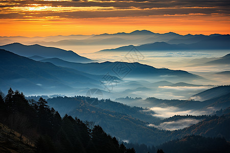 夕阳下的山峦图片