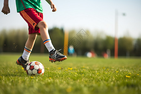 足球训练草地上的足球少年背景