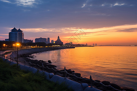 夏季日落时海岸城市的美丽景观图片