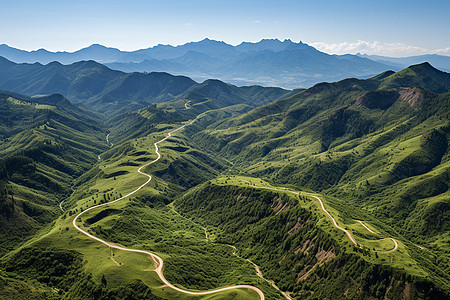 山脉中蜿蜒的道路图片