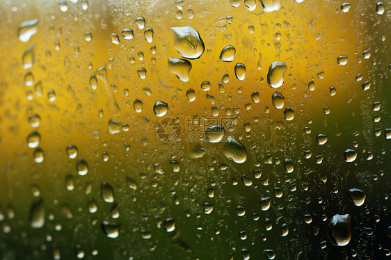 窗户上下雨的雨滴图片