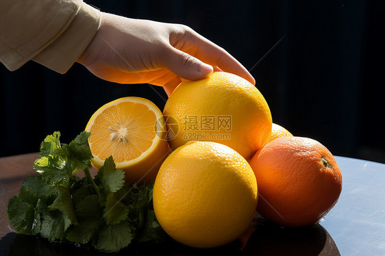 桌子上新鲜的水果橙子图片
