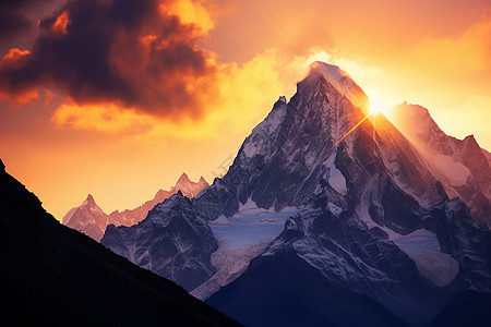 黄昏时的山脉风景图片