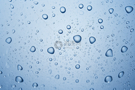 下雨的透明雨滴图片