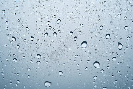 窗户上的透明雨滴图片