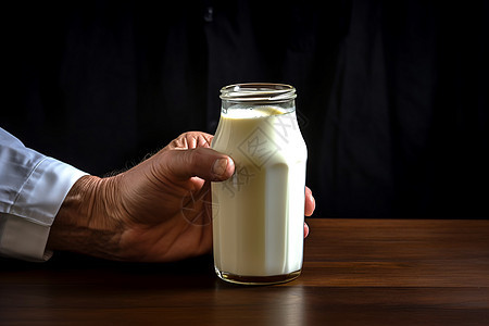 桌子上的营养牛奶图片