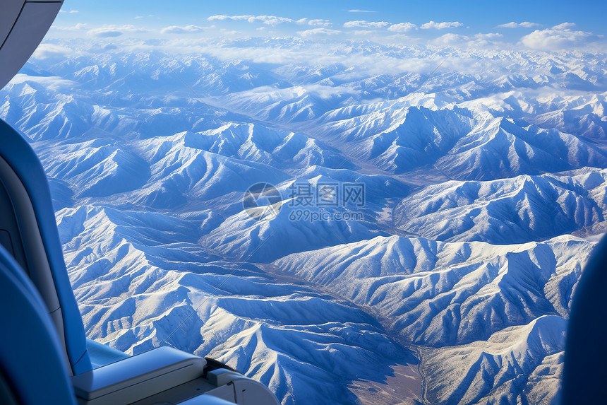 飞机在高空飞行图片