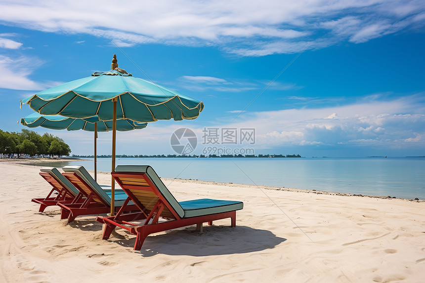 沙滩上的椅子遮阳伞图片