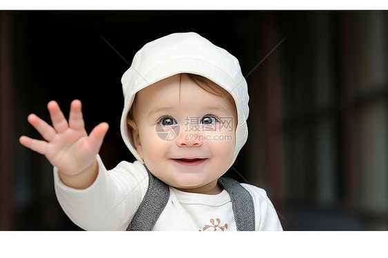宝宝幸福地伸出小手图片