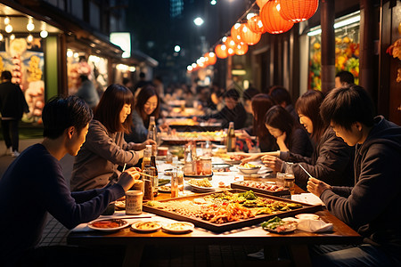 人们品尝传统美食图片