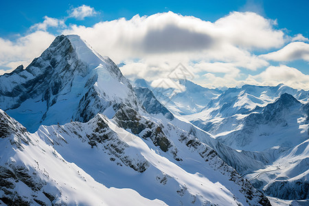 云雾中的雪山图片