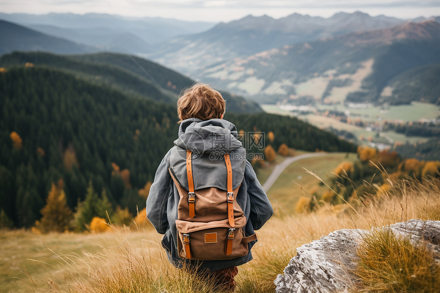 徒步旅行的男人图片