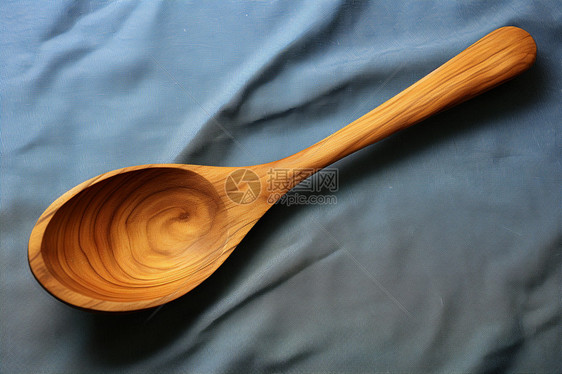 面料上的木质勺子图片