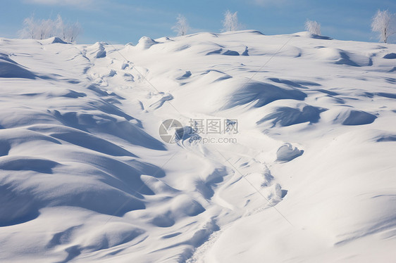 山坡上的冰雪图片