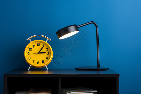 床头柜上的闹钟和台灯背景