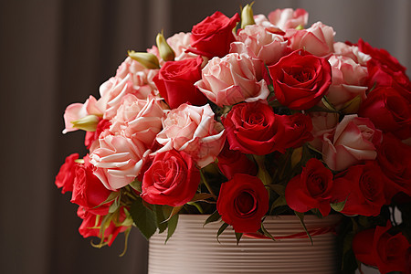 花瓶里面的玫瑰花束图片