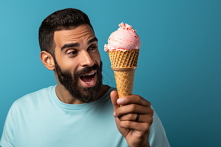 男子拿着冰淇淋甜筒图片