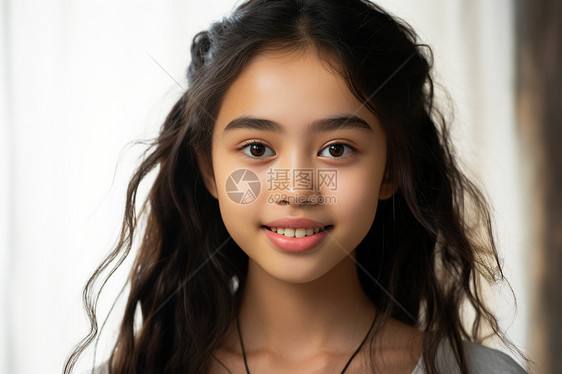 深情微笑的亚洲女孩图片