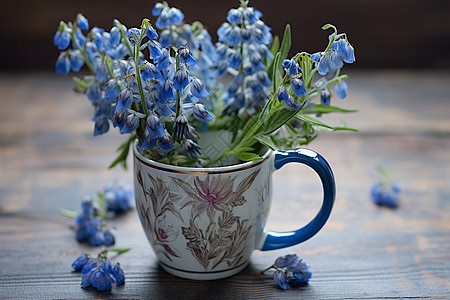 蓝色花束放在杯子里图片