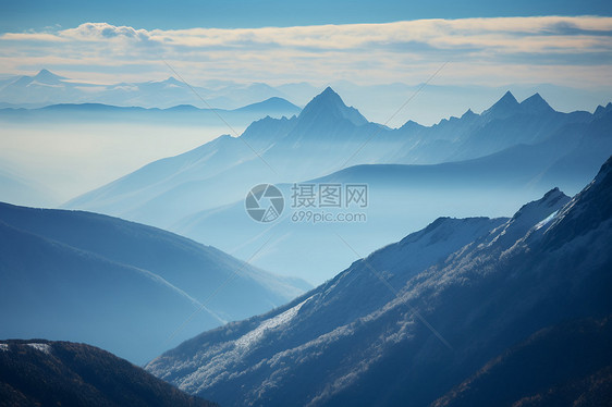 雾气缭绕的山脉景观图片