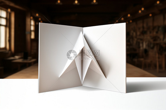 白纸折叠的三角形图片