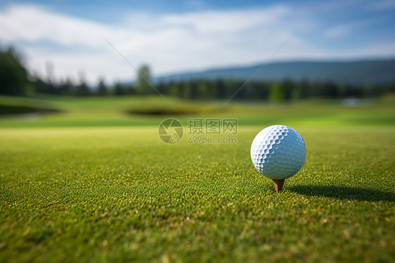 高尔夫球场上一颗高尔夫球图片