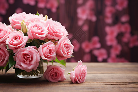 木桌上的玫瑰花束图片素材