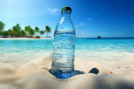 夏季沙滩上的玻璃水瓶背景图片