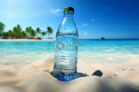 夏季沙滩上的玻璃水瓶图片