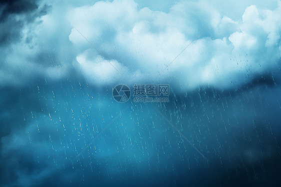 阴雨天下的飞行图片