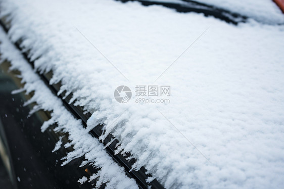 大雪后车顶覆盖的积雪图片