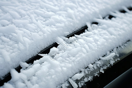 寒冷冬季车顶的积雪图片