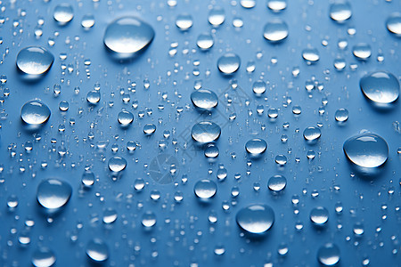 蓝色背景上的透明雨滴图片