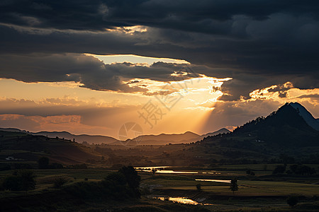 夏季黎明山谷的壮观景象图片