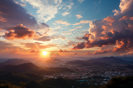 夕阳下的城市与山脉图片