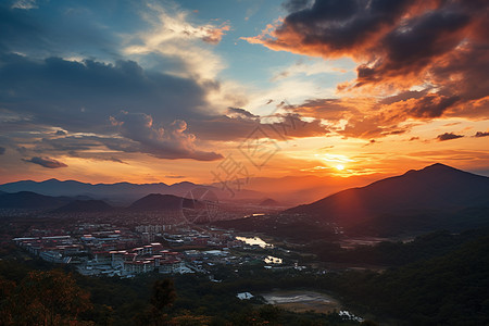 夕阳余晖中的城市与山川图片