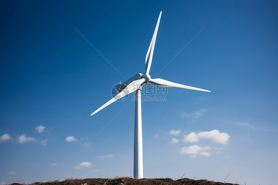 风力发电山丘上的风力涡轮机图片