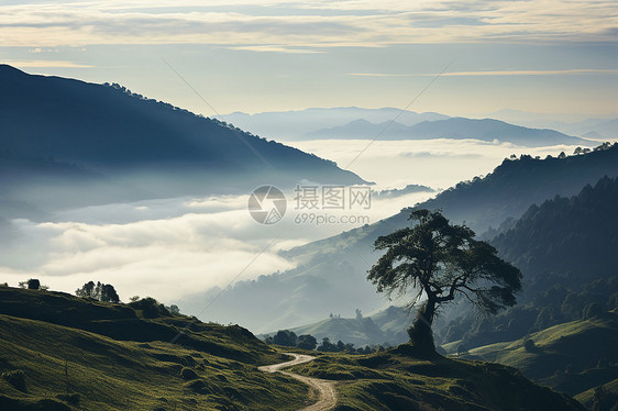 神秘的日出山间景观图片