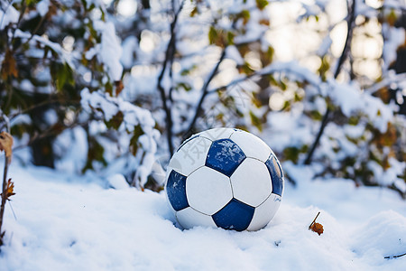户外雪地上的足球图片