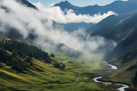 云雾中的山脉河流穿过山谷背景