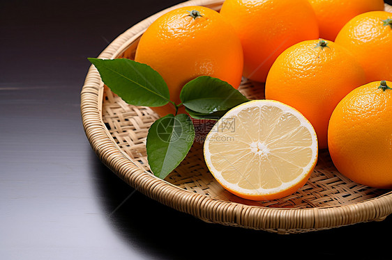 竹篮中成熟的橙子图片