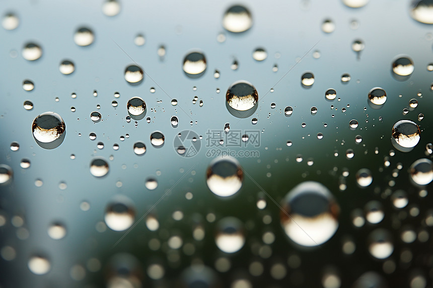 玻璃上滚落的雨滴图片